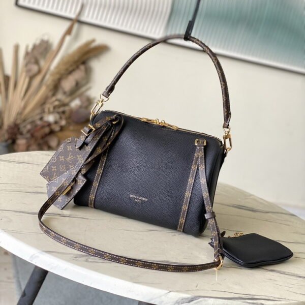 L X V Shoulder bag/handbag