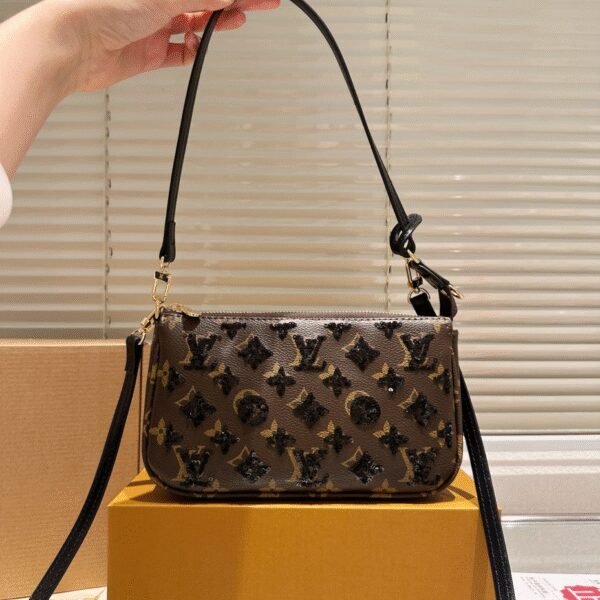 L X V Shoulder bag 23.5*13.5*4cm