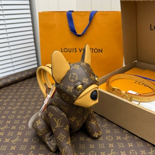 L X V's new season POOCH BAG handbag M12617