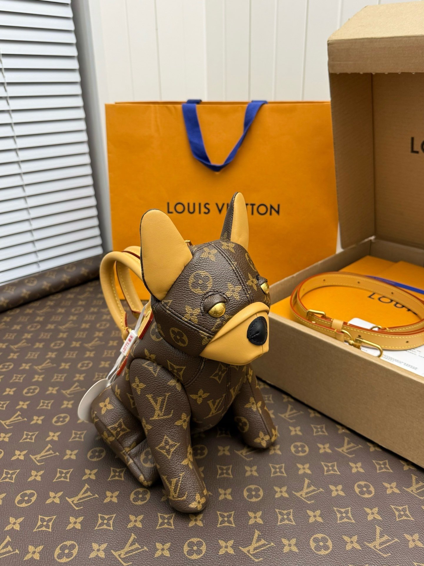 L X V's new season POOCH BAG handbag M12617