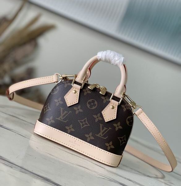 L X V Handbag 18x12x8cm