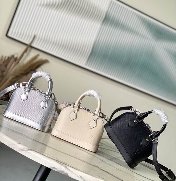 L X V Handbag 18x12x8cm