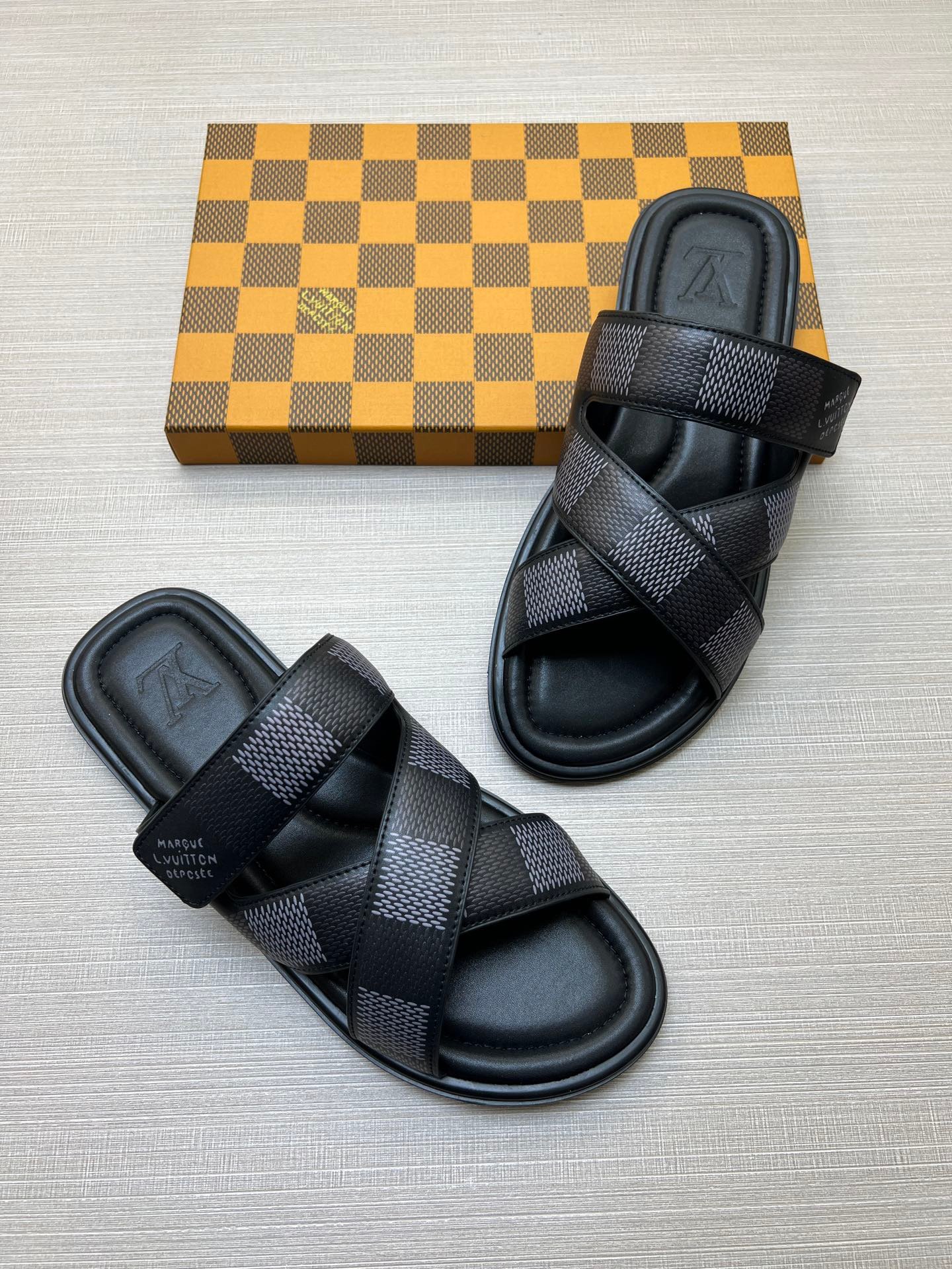 L X V  OASIS SLIPPERSSUNGLASSES