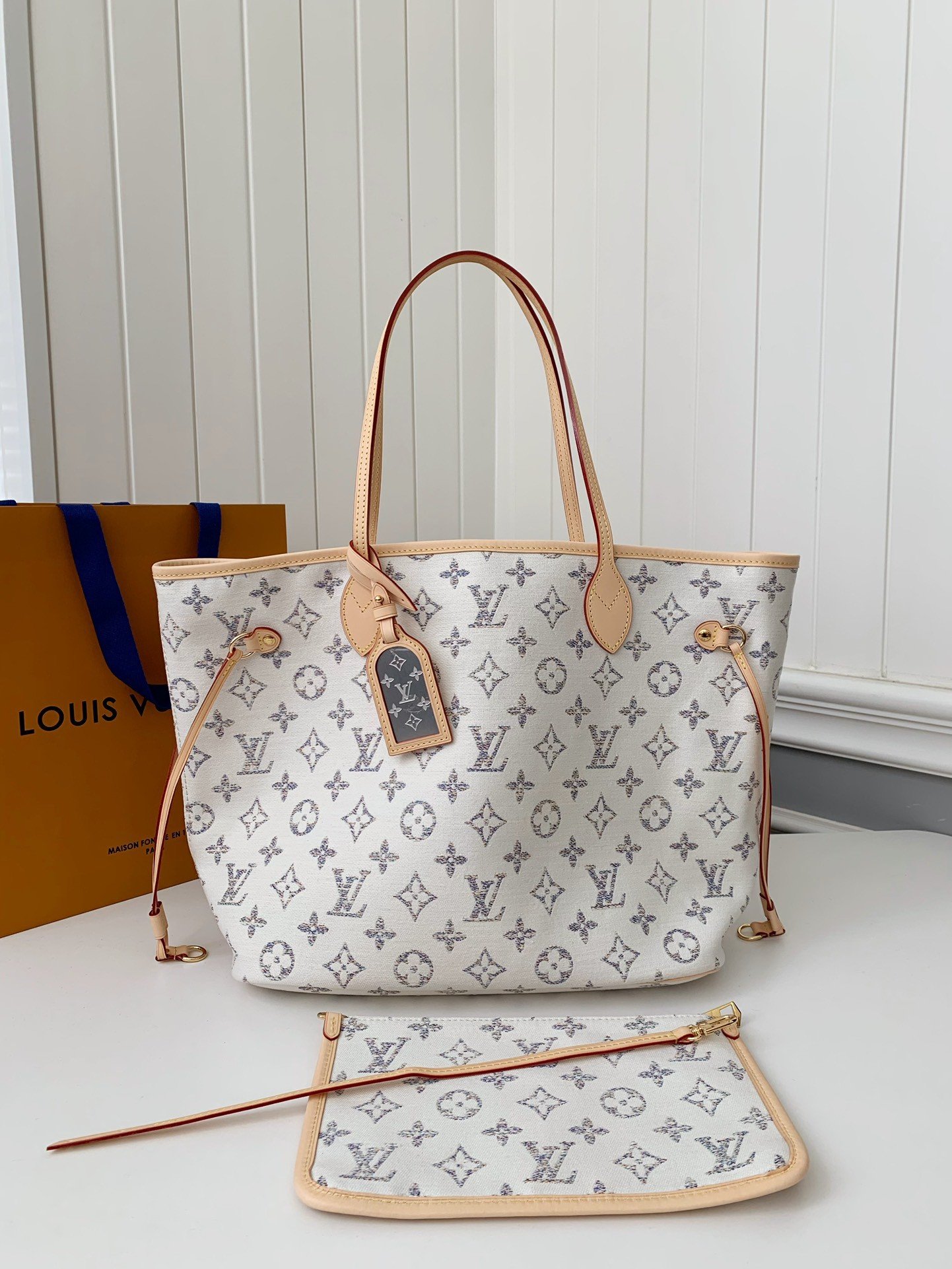 L X V Neverfull medium handbag M24905  Size：31*28*14cm
