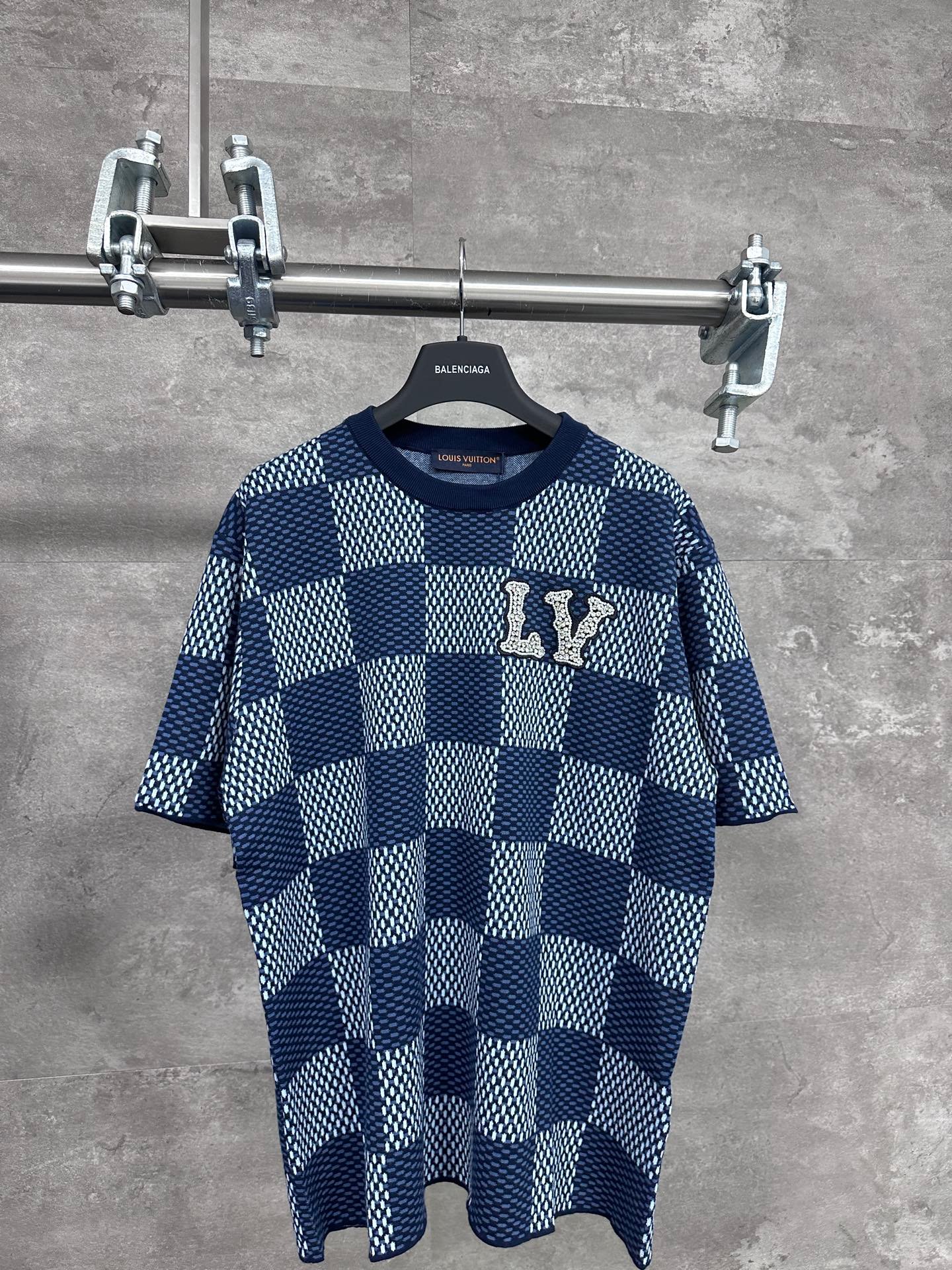 L X V Logo lettering T-shirtSUNGLASSES