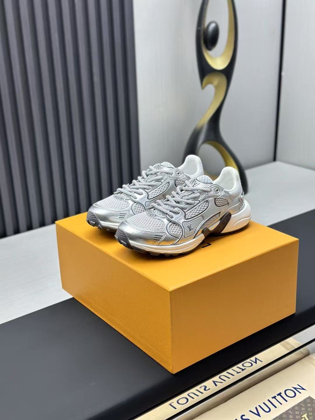 L X V SNEAKERSSUNGLASSES