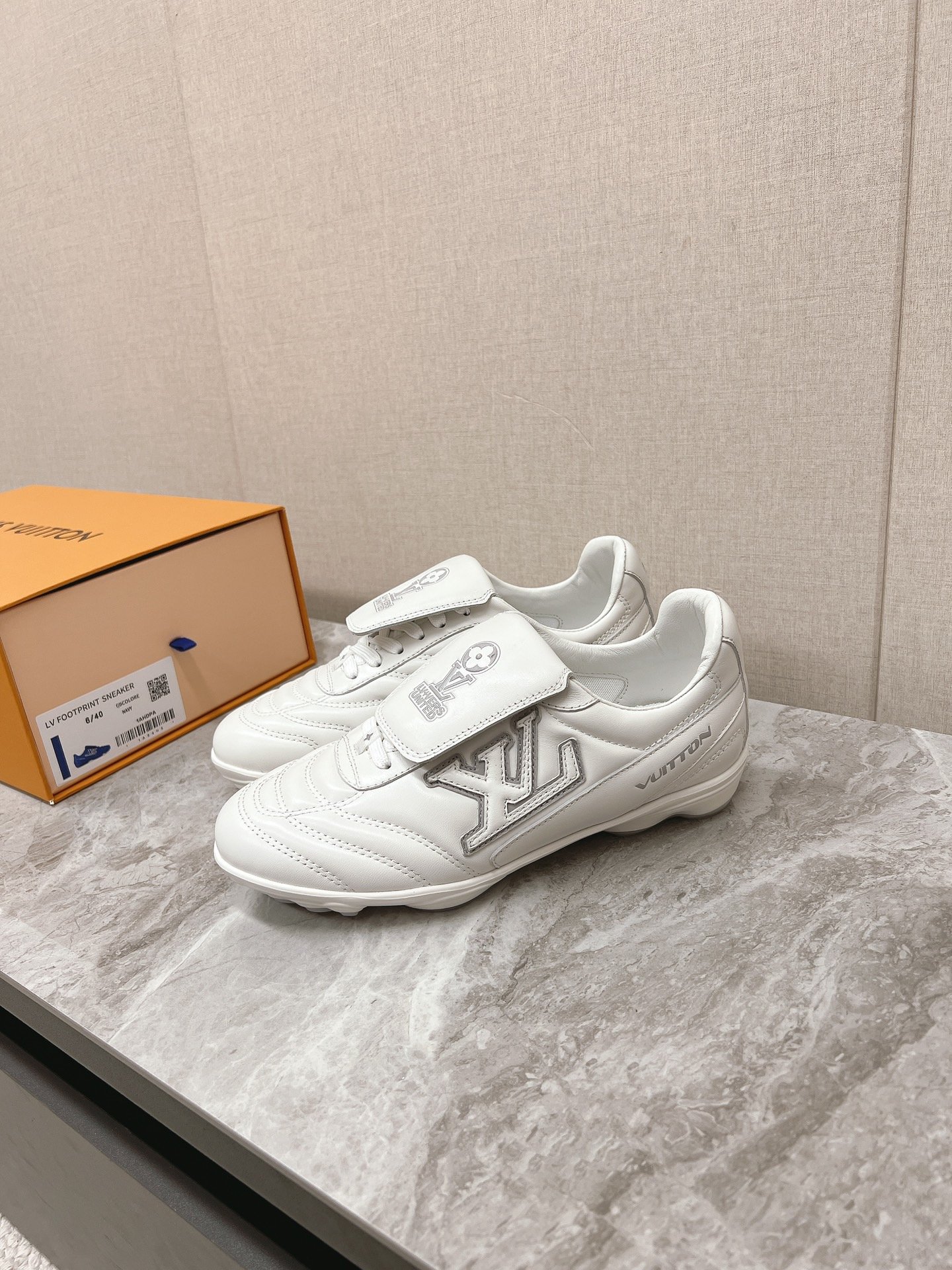 L X V SNEAKERSSUNGLASSES