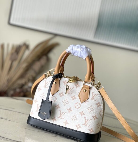 L X V Handbag 23.5x17.5zx11.5cm