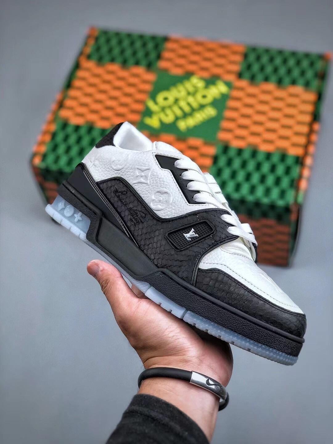 L X V SNEAKERSSUNGLASSES