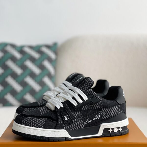 L X V SNEAKERSSUNGLASSES