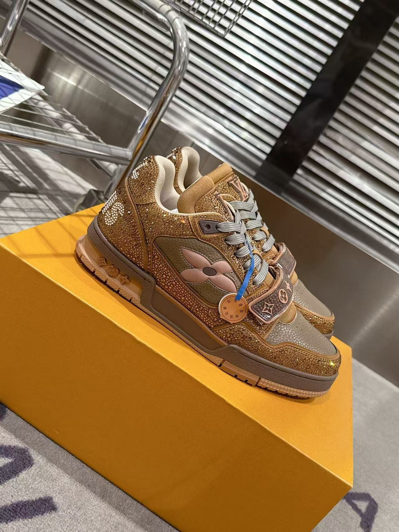 L X V trainer SneakersSUNGLASSES