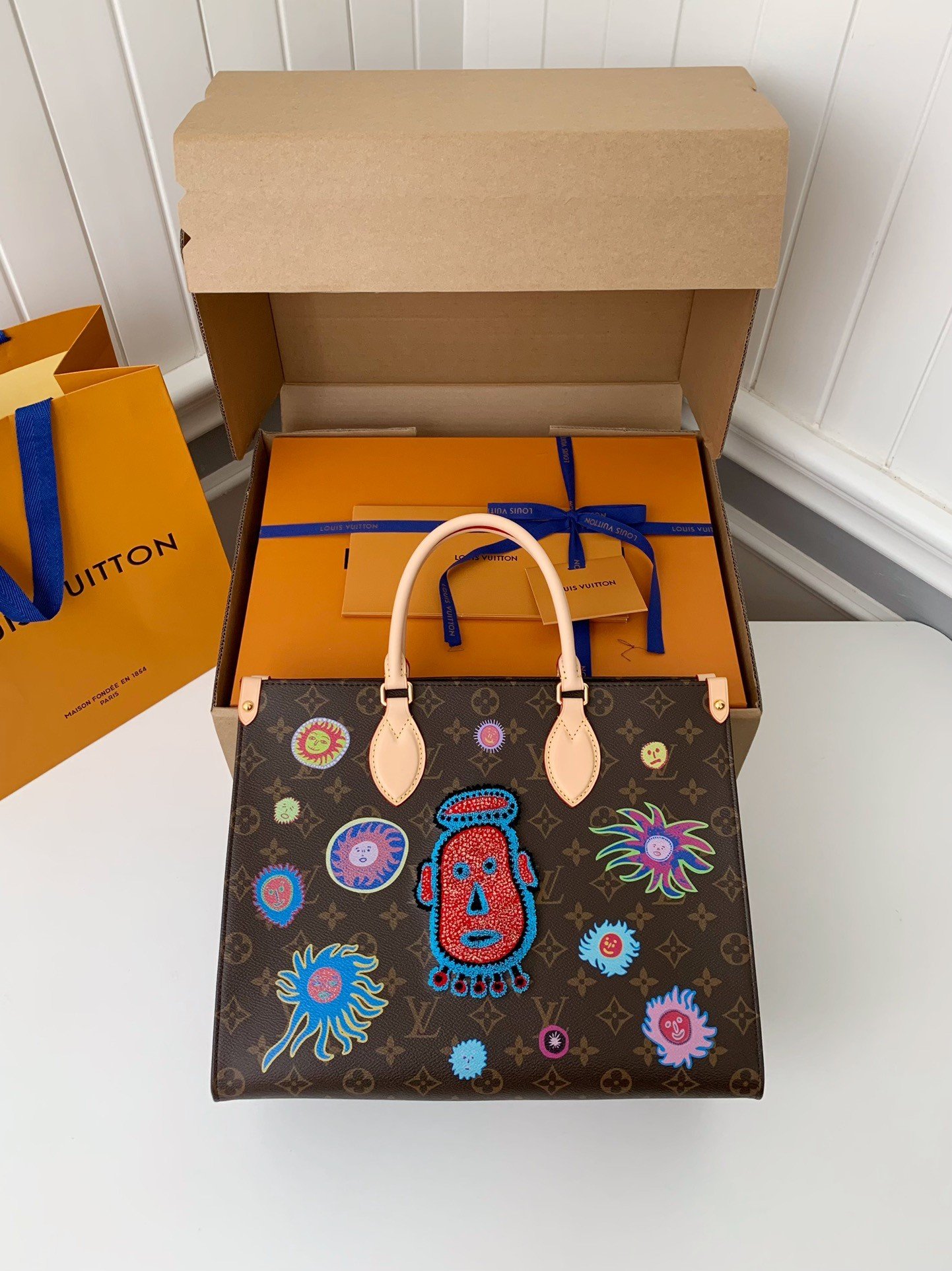 L X V x Yayoi Kusama  ONTHEGO  35*27*14cm