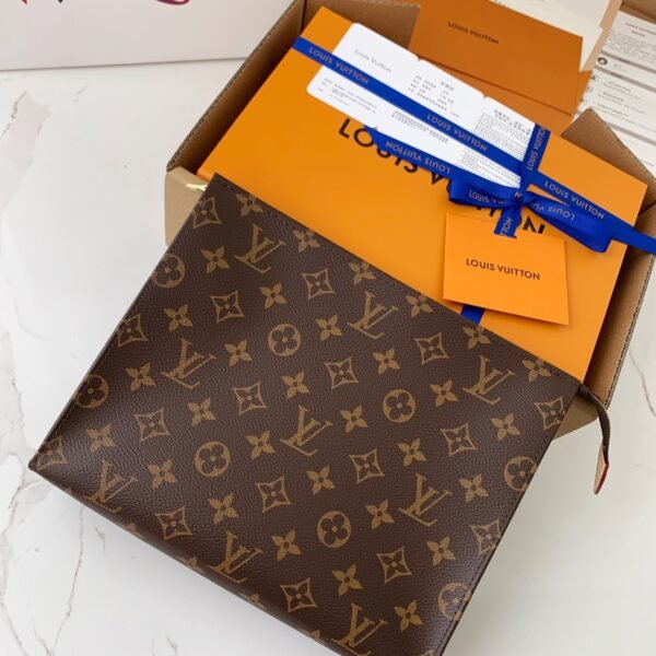 L X V Tolietry Pouch 26 M47542 size:17*9.6*3.5cm