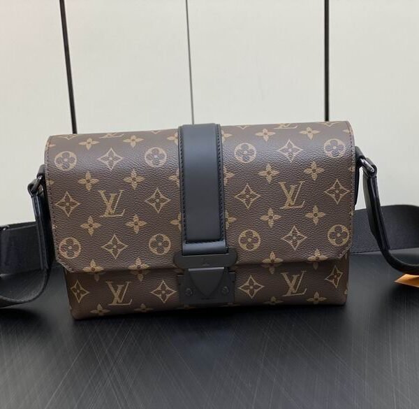 L X V  Messenger Bags Size：28x16x10cm