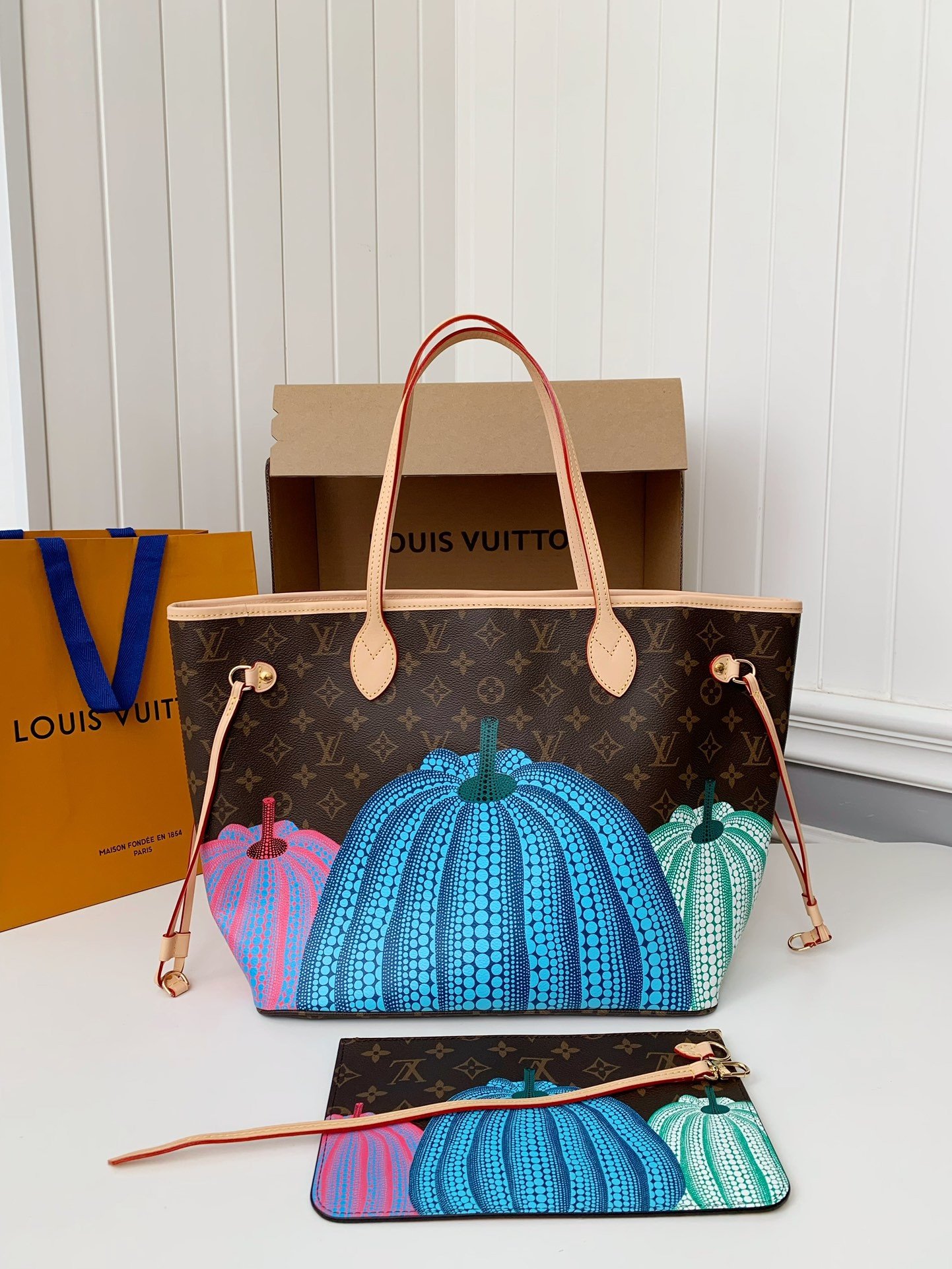 L X V x Yayoi Kusama  NEVERFULL  31*28*14cm