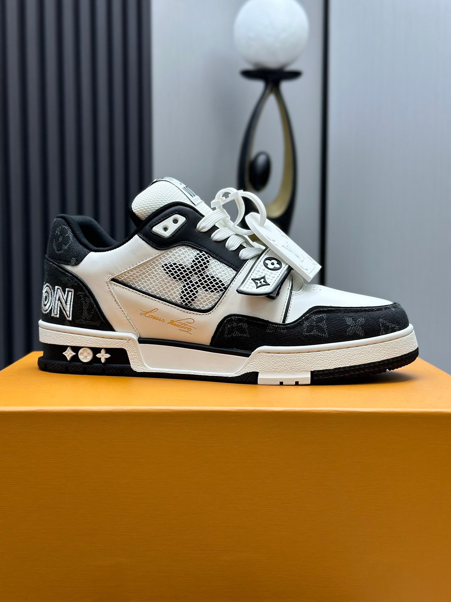 L X V TRAINER SneakersSUNGLASSES